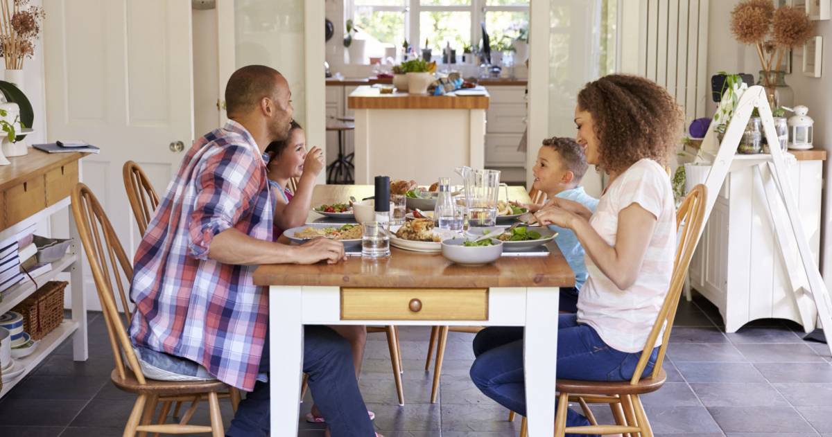 Familie aan tafel